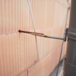 Die zu kurzen und verkehrt eingebauten Rohrschellen wurden einfach per Schweissgerät verlängert! Die zu kurzen und verkehrt eingebauten Rohrschellen wurden einfach per Schweissgerät verlängert!