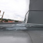 Kleinere Falzfehler mit fehlerhafter Reparatur, keine Dichtmassen am Dach Kleinere Falzfehler mit fehlerhafter Reparatur, keine Dichtmassen am Dach