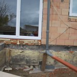 Die Terrassentüre steht auf Dämmplatten, die Verschraubung hängt in der Luft,... Die Terrassentüre steht auf Dämmplatten, die Verschraubung hängt in der Luft,...